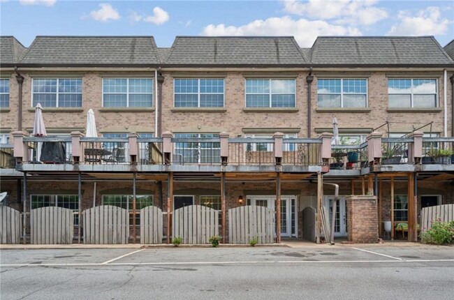 Building Photo - 6980 Roswell Rd