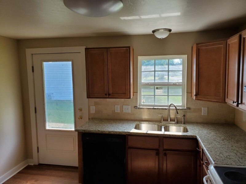 Building Photo - 901 N Bledsoe St