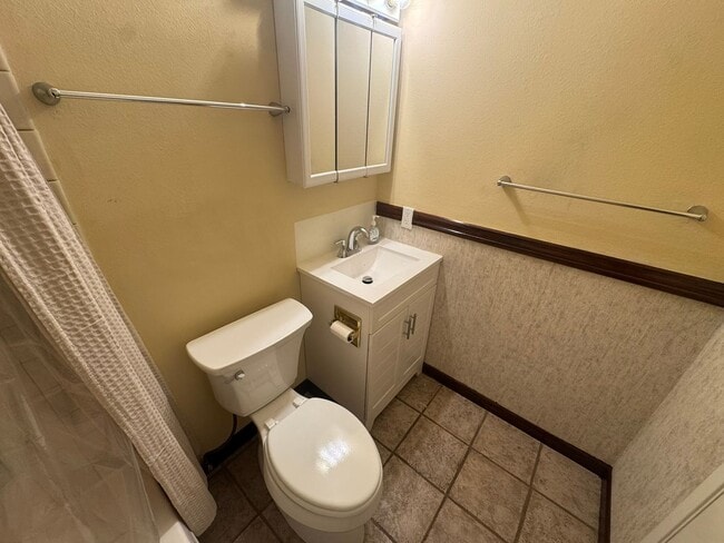 Building Photo - Updated 2 Bed / 1 Bath Condo in Lakeside