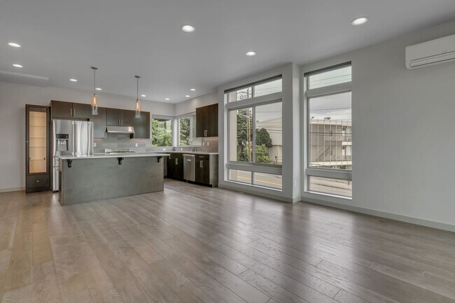 Building Photo - Modern Townhouse with Rooftop Deck & Skyli...