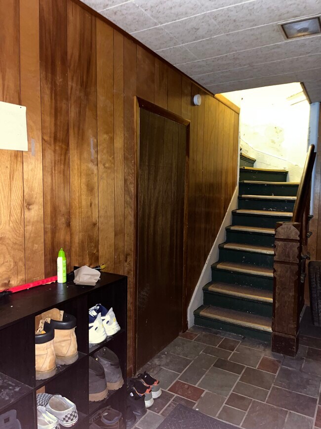 Building Photo - 2 Ford