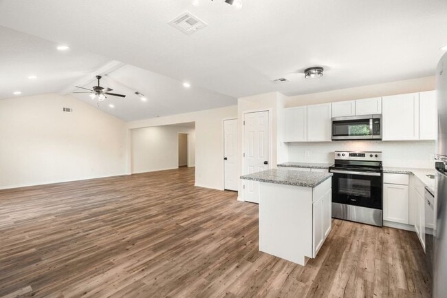 Building Photo - Recently Remodeled 3 bed, 2 bath, with 2-car Garage!