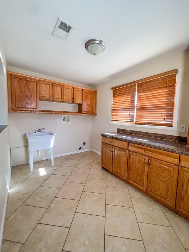 Building Photo - A Beautiful 2 Bedroom Home with Office and 2 Bonus Room