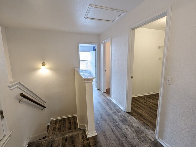 Building Photo - 3 Bed / 2 Bath Home with Private Backyard