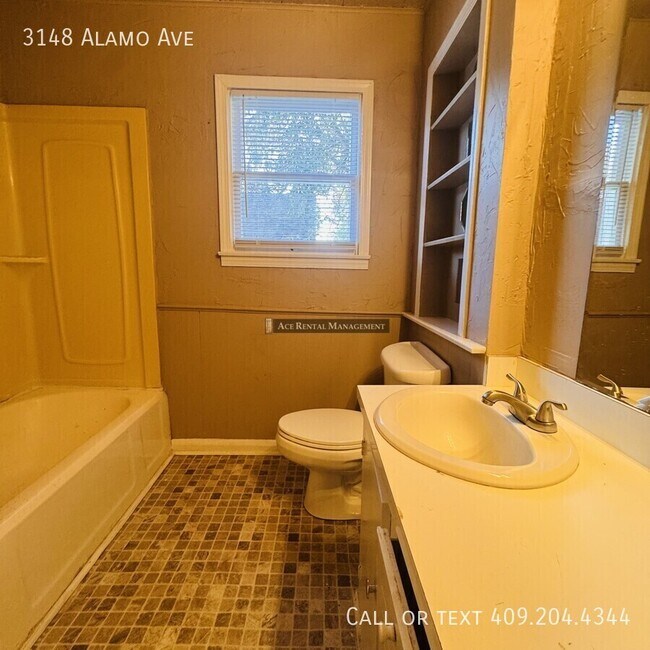 Building Photo - 3148 Alamo Ave