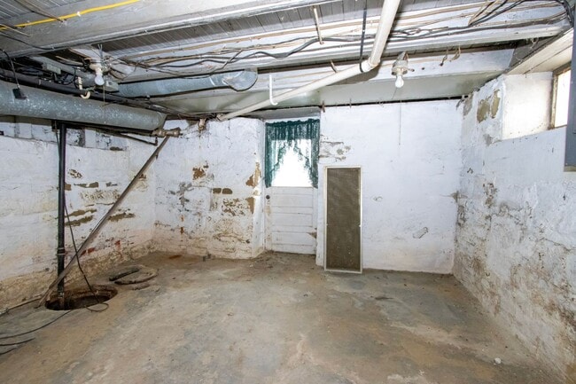 Building Photo - Two bedroom single-family home