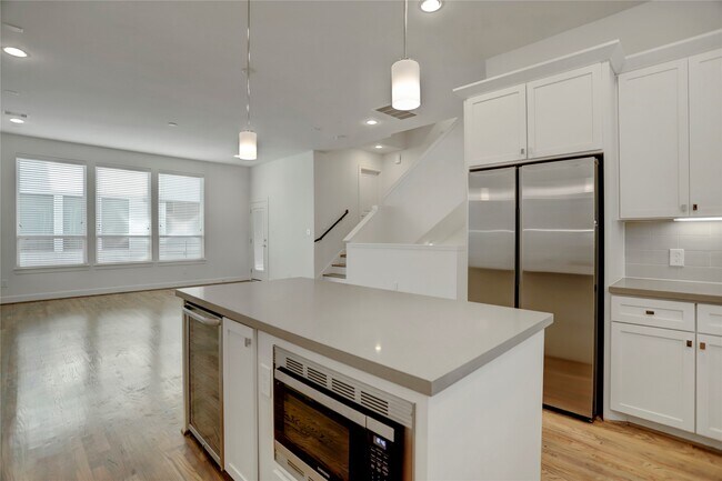 Building Photo - 954 W 18th St