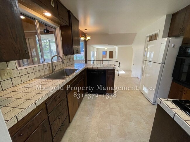 Building Photo - Beautiful 4-bed 2-bath Home with Cozy Fireplace, Front and Back Yards and Large Windows!