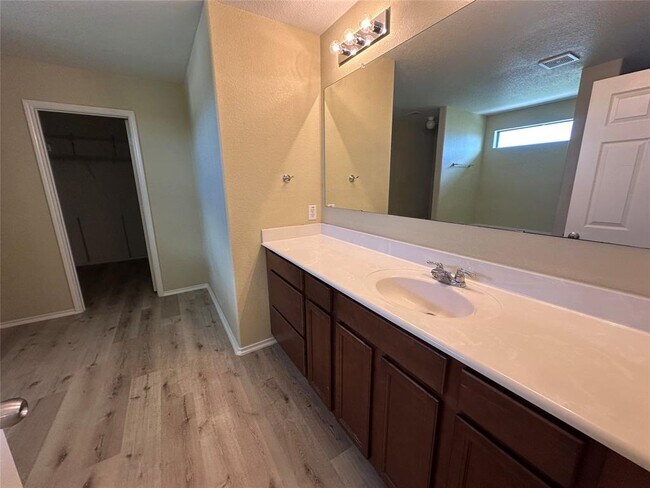 Building Photo - 5807 Camelia Evergreen Ln