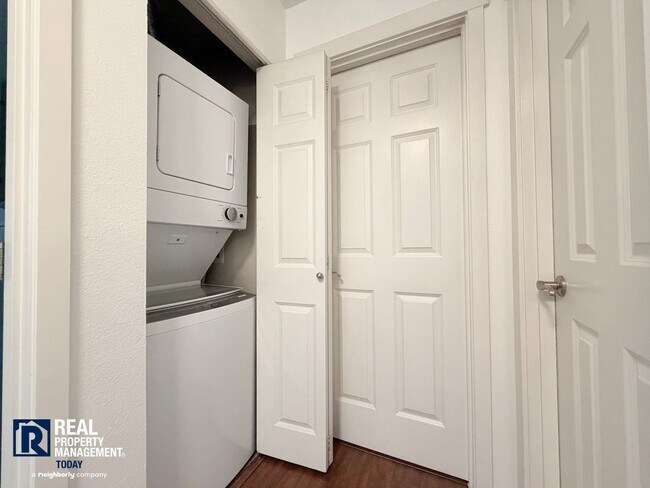 Building Photo - Charming 2-Bedroom Condo in Kent – Ground Floor Living with Modern Upgrades!