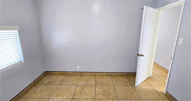 Building Photo - 1342 E 77th Pl