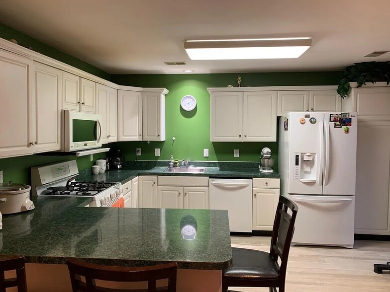 Building Photo - 304 Harvest Ln