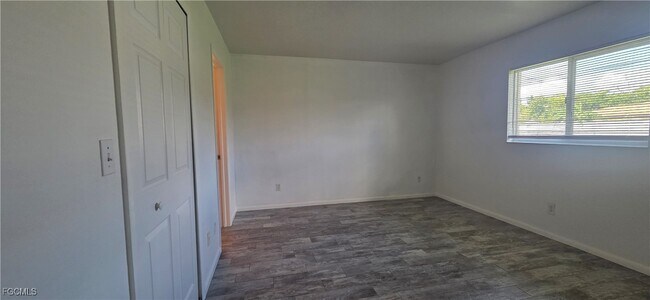 Building Photo - 933 SE 23rd Pl