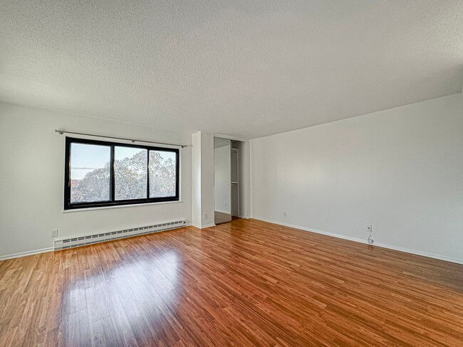 Building Photo - Newly Renovated 3 Bed 2.5 Bath Condo With ...