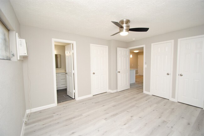 Building Photo - 2515 Yoakum Blvd