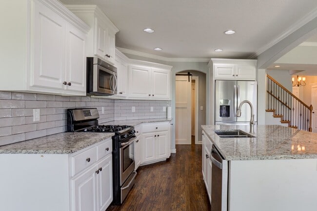 Building Photo - 4 Bed / 3 Bath in Jenks!