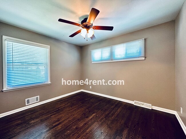 Building Photo - Beautiful Hardwoods w Fenced-in Yard!