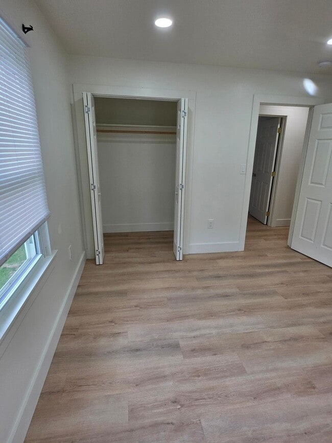 Building Photo - 3 bedrooms 2 bath