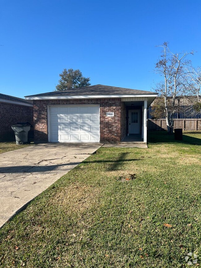 Building Photo - 1608-1612 W Common Duplex