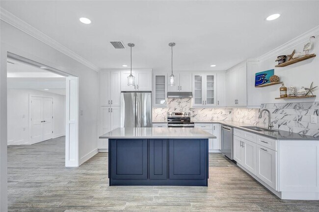 Building Photo - 4321 Sunrise Dr S