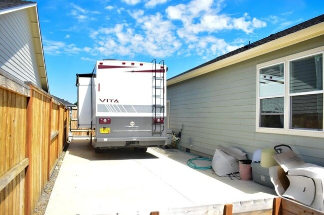 Building Photo - 214 Oak Crest Way