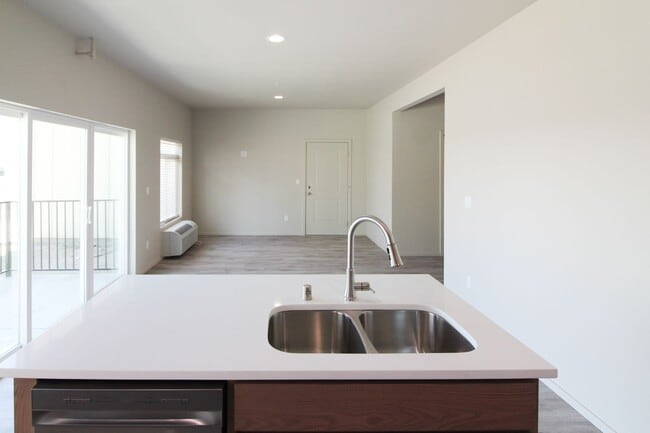 Building Photo - 3 Bedroom, 2 Bath Apartment Home in Othello