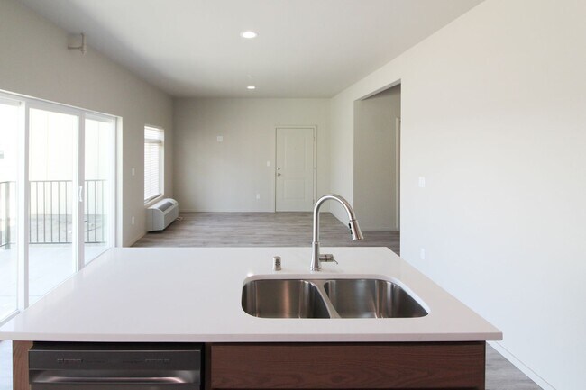 Building Photo - 3 bedroom, 2 bath in apartment home in Oth...
