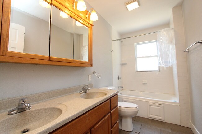 Building Photo - 110 Valley Ave NW