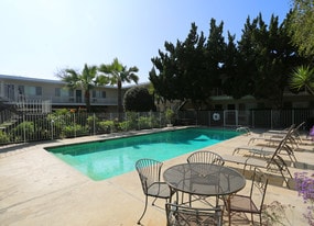 Building Photo - 14024 Oxnard St