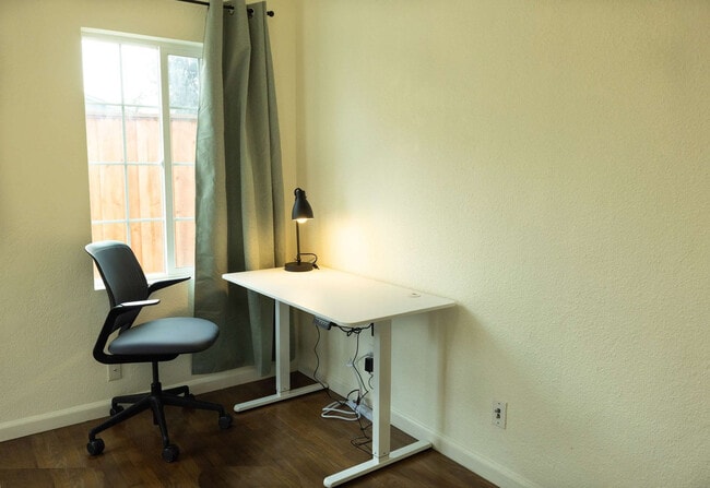 Building Photo - 240 E Hedding St