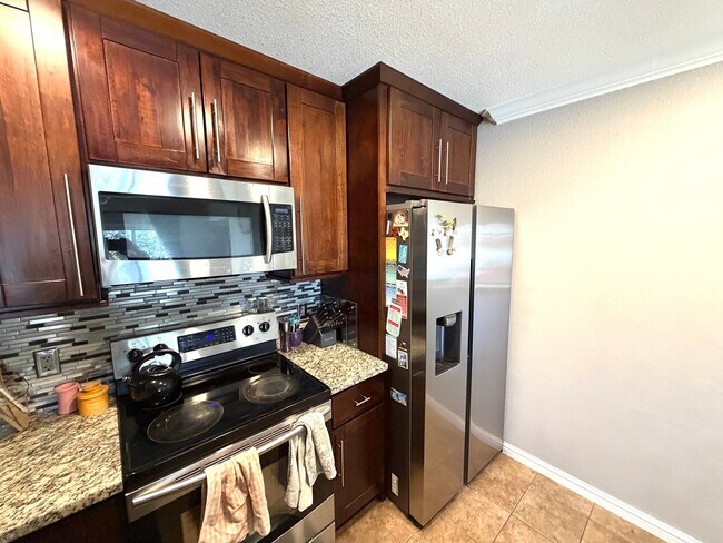 Building Photo - Desirable Home in Lincoln Village – A must see!