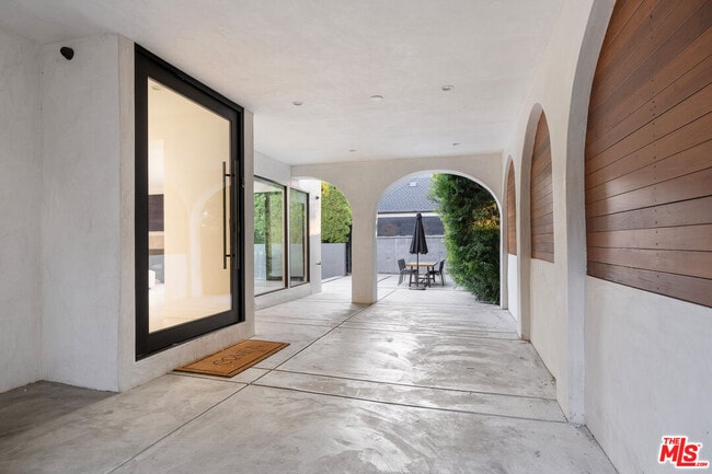 Building Photo - 201 S Bedford Dr