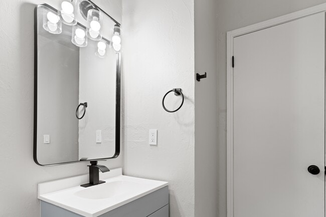 Building Photo - 1304 Pinewood Ct