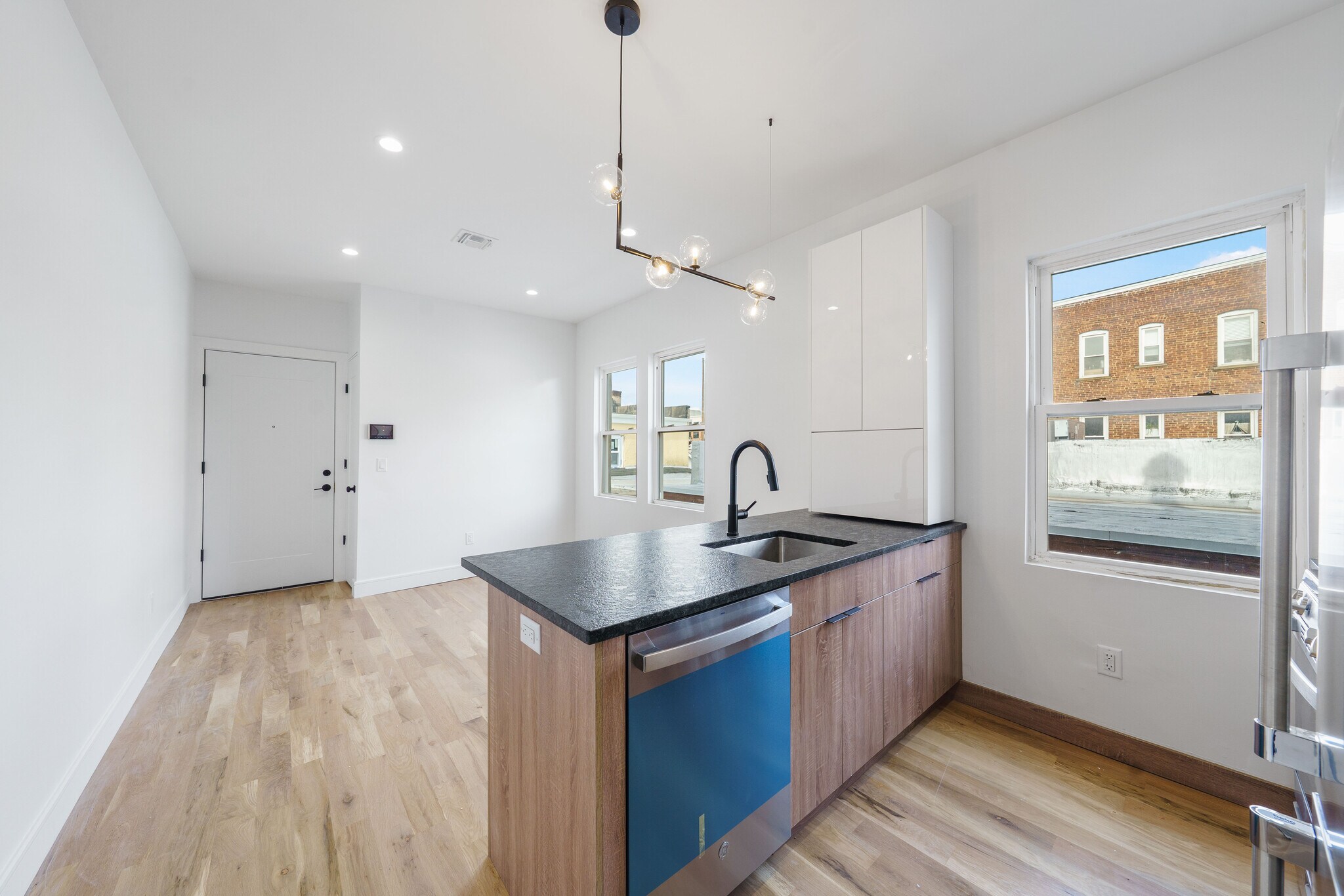 Building Photo - 114 Center St