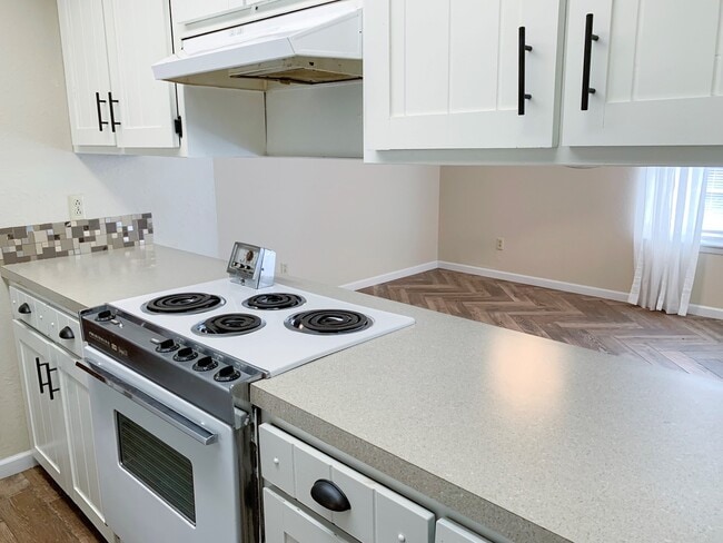 Building Photo - 2 Bed Townhouse with Garage! Convenient Lo...