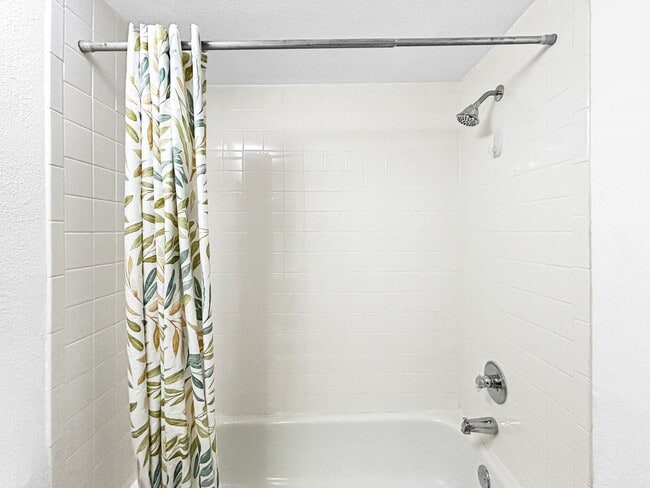 Building Photo - Resort-Style Living in a Gated Community – 2 Bed / 2 Bath Condo in Clearwater!