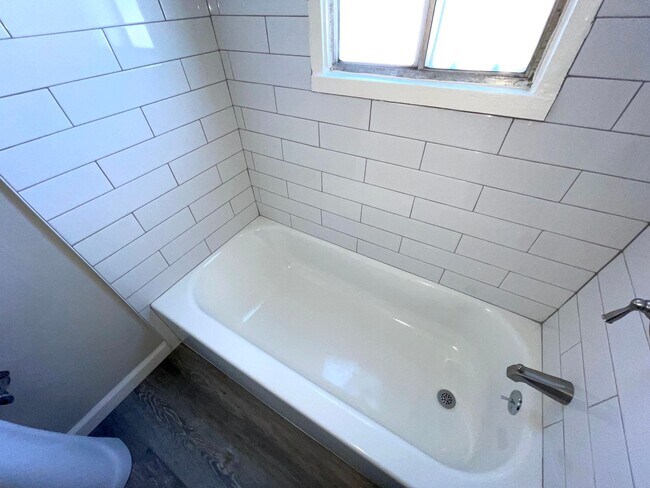 Building Photo - Nice 1B/1B in South Wrigley available now!