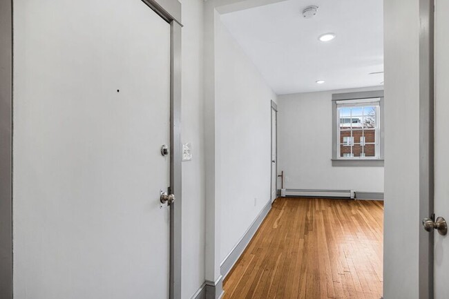 Building Photo - Chic 1 Bedroom Abode Just Off of H Street!...