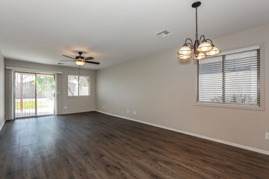 Building Photo - 1101 E Desert Rose Trail