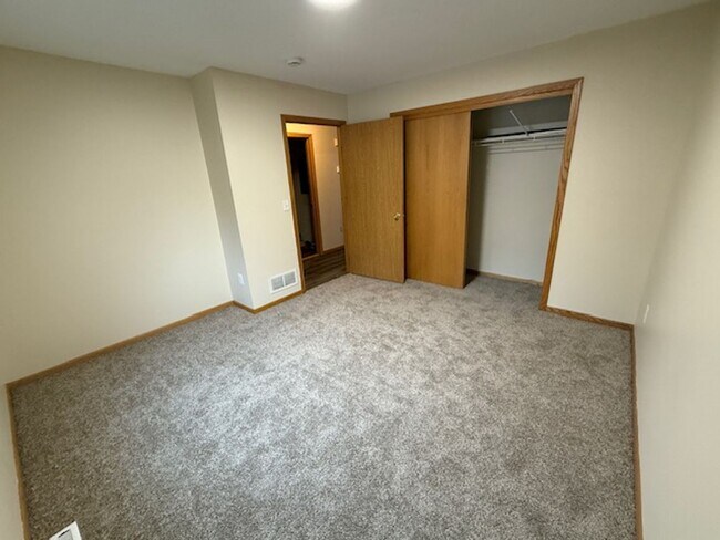 Building Photo - Large 5 bedroom home with updates in quiet neighborhood