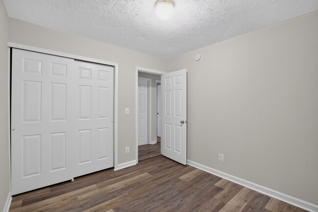 Building Photo - 3 Bedroom End Unit Townhouse