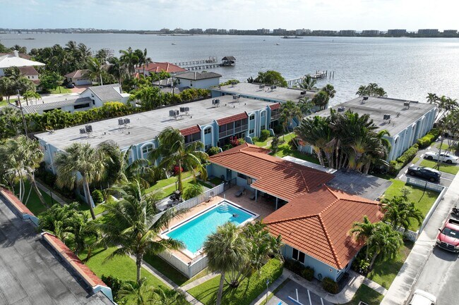 Building Photo - 1432 S Lakeside Dr
