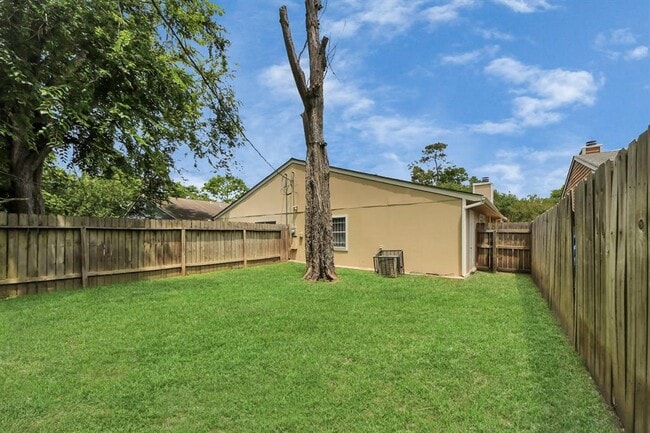 Building Photo - 5526 Farley Dr
