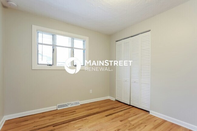 Building Photo - 4 Bedroom Pet-Friendly Home in AURORA, CO with Main Street Renewal