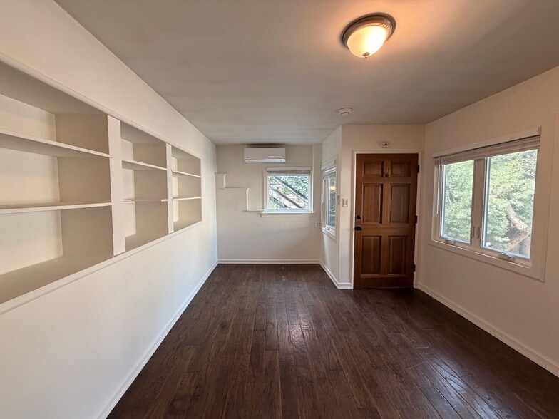 Building Photo - 2530 Glen Green St