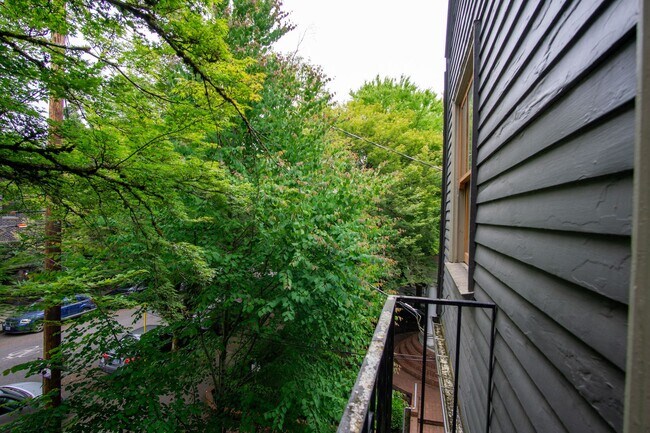 Building Photo - FREE RENT SPECIAL! Top Floor Corner Single...