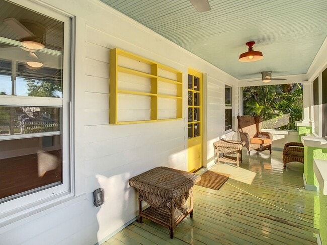 Building Photo - Charming two bedroom two bathroom cottage in North St. Petersburg Fully Updated.