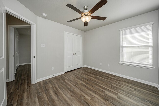 Building Photo - 623 Hollyhock Dr