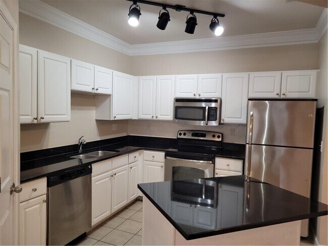 Building Photo - 1850 Cotillion Dr