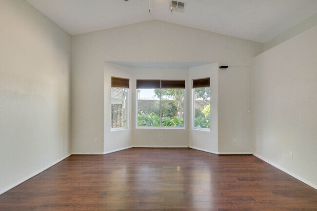 Building Photo - New Listing in Peoria